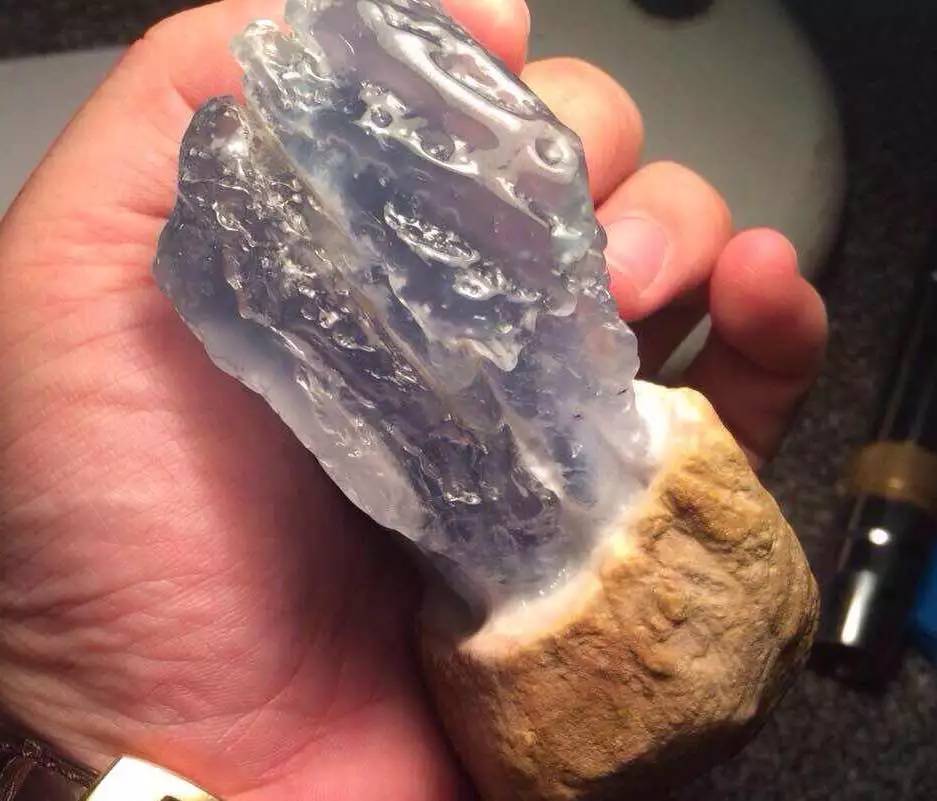 玻璃种翡翠原石是什么样的？看看大家都喜欢的玻璃种原石